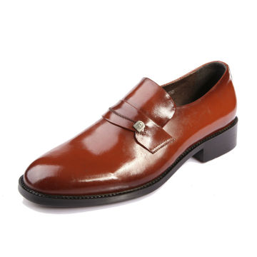 Os homens novos forma o desenhador ocasional brilhante sapatas dos homens calçados de plat